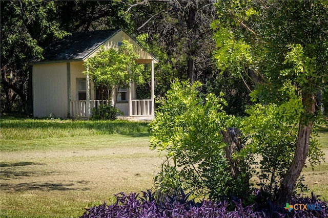 view of yard with an outdoor structure