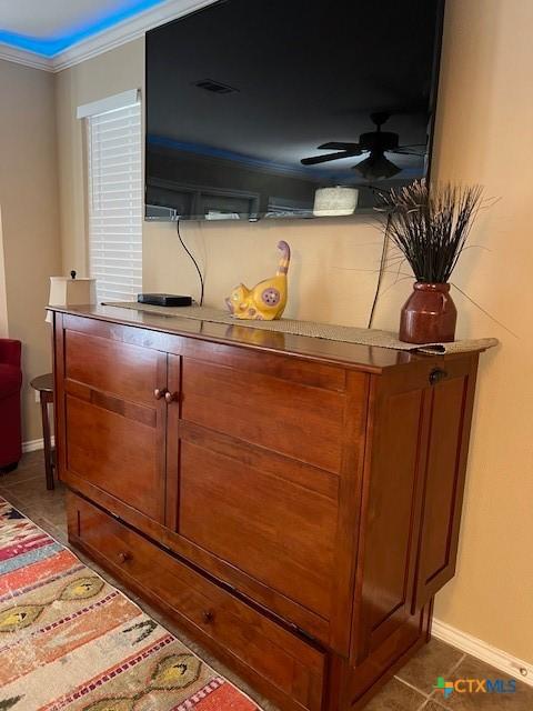 730 E Mather St Unit K203, New Braunfels, TX 78130 - bar area featuring ceiling fan, crown molding, and tile patterned floors