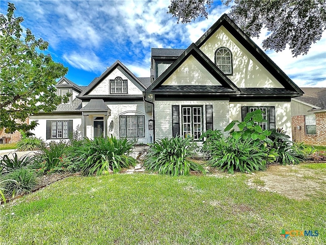 view of front facade featuring a front yard