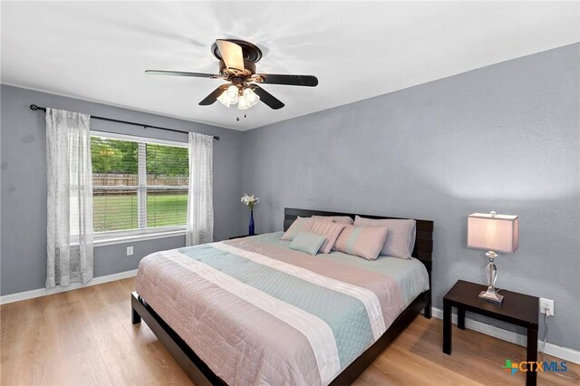 907 Great Oaks Cv, Round Rock, TX 78681 - bedroom featuring light wood finished floors and a ceiling fan