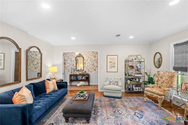 407 Pasadena Dr, Victoria, TX 77904 - living area featuring recessed lighting, wood finished floors, ornamental molding, and baseboards