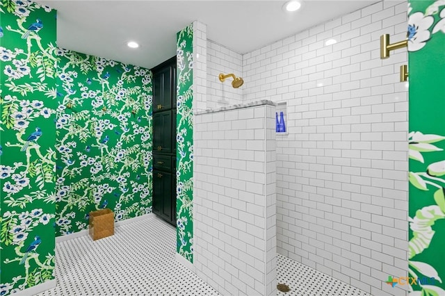 407 Pasadena Dr, Victoria, TX 77904 - full bath featuring a tile shower, recessed lighting, wallpapered walls, and baseboards