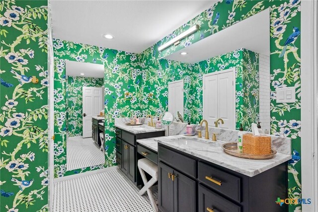 407 Pasadena Dr, Victoria, TX 77904 - full bath featuring wallpapered walls, vanity, and recessed lighting