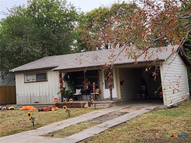 view of front of property with a carport, covered porch, and a front lawn