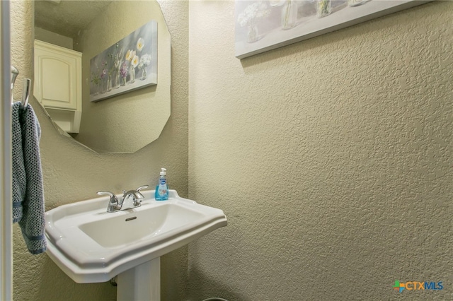1306 Falcon Trl, Copperas Cove, TX 76522 - bathroom featuring a textured wall