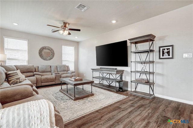 living room featuring visible vents, wood finished floors, recessed lighting, baseboards, and ceiling fan