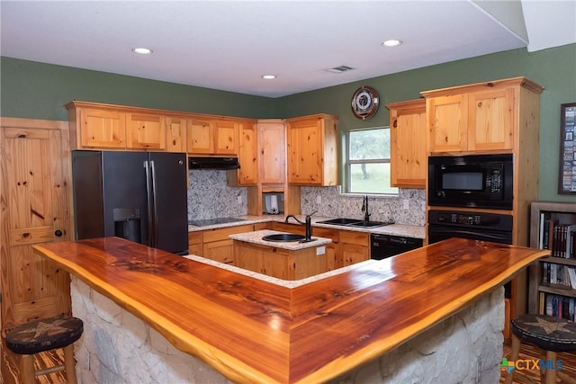 211 Cambridge Dr, New Braunfels, TX 78132 - kitchen with visible vents, black appliances, a center island with sink, and a sink