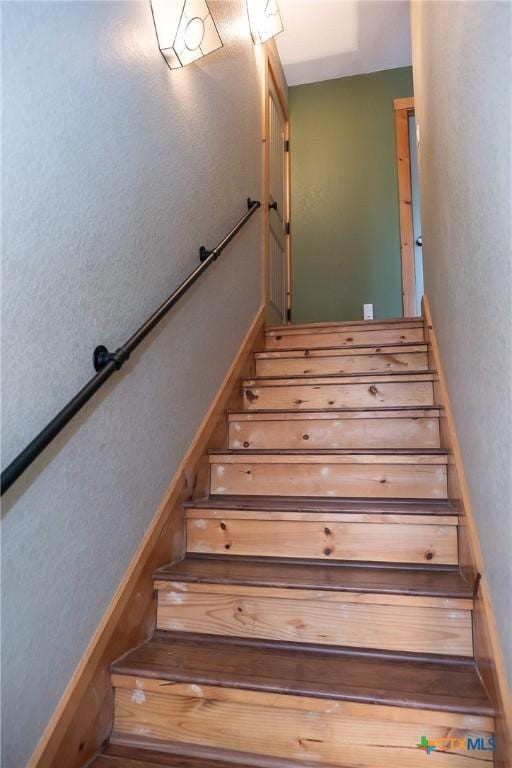 211 Cambridge Dr, New Braunfels, TX 78132 - stairway with baseboards