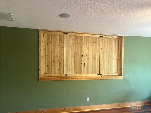 211 Cambridge Dr, New Braunfels, TX 78132 - detailed view of a textured ceiling and baseboards
