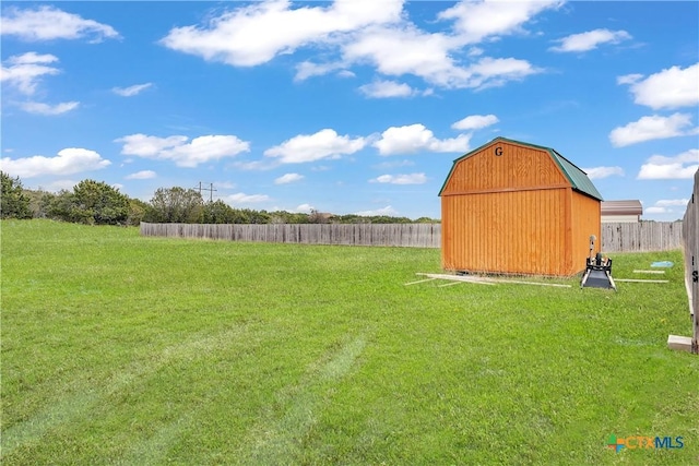 view of yard with an outbuilding