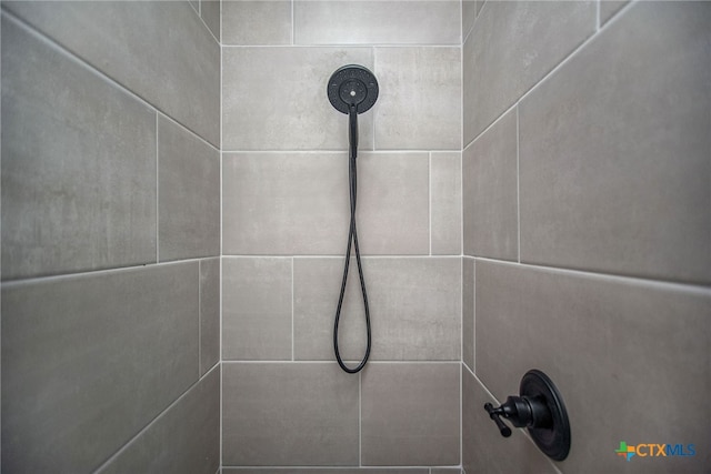 room details featuring tiled shower