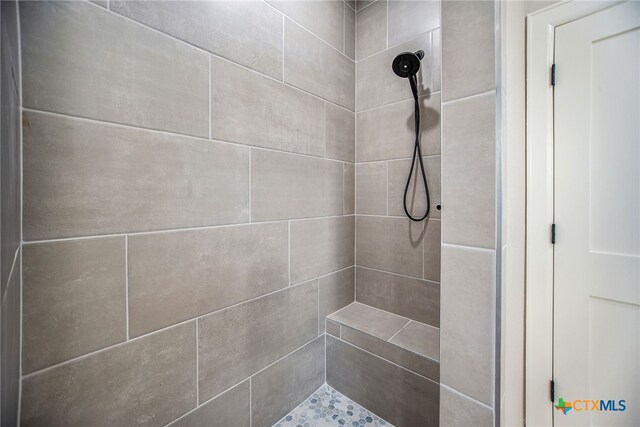 bathroom featuring a tile shower