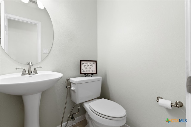 bathroom featuring toilet and sink