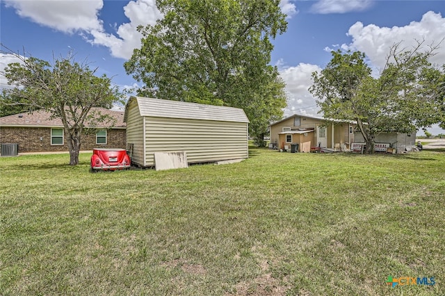 view of yard with a shed