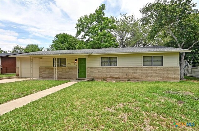201 Hillcrest Dr, Luling, TX 78648 - single story home featuring brick siding, a garage, a front yard, and driveway