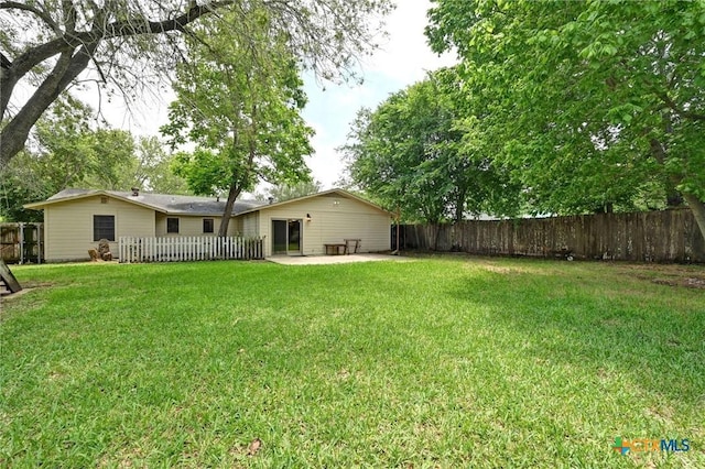 201 Hillcrest Dr, Luling, TX 78648 - view of yard with a patio area