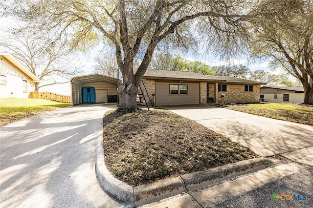 911 S Peck St, Shiner, TX 77984 - ranch-style house featuring concrete driveway and a detached carport