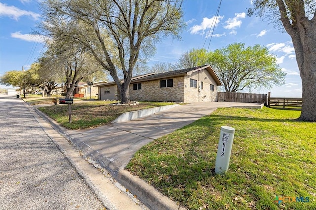 911 S Peck St, Shiner, TX 77984 - view of front of property with driveway