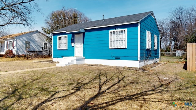 view of front of property with a front yard