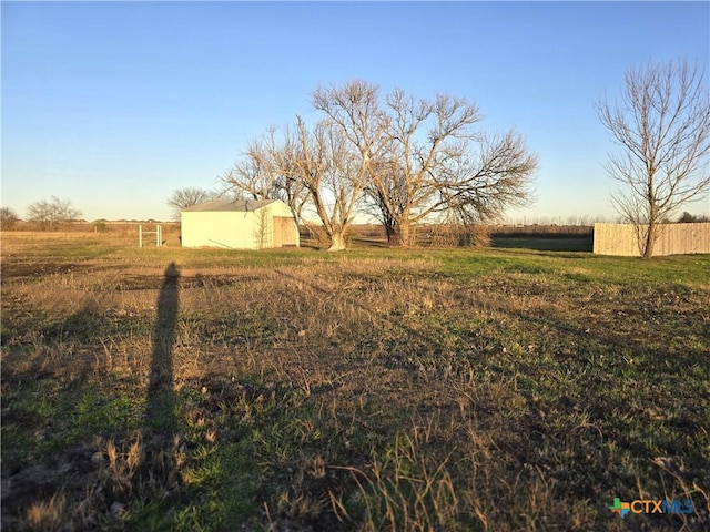 view of yard featuring a rural view