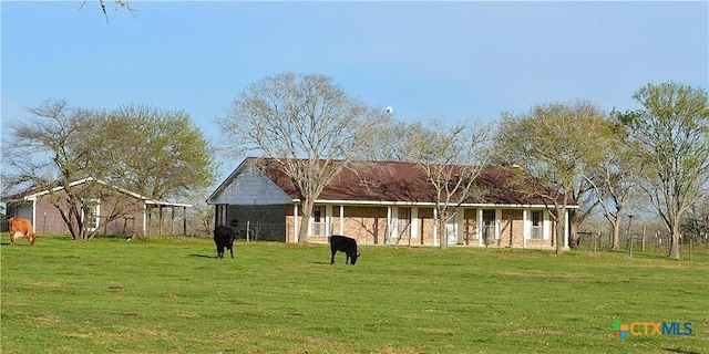 view of front facade featuring a front yard