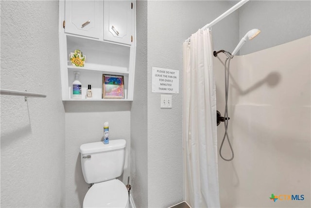 735 Slawson Ln, Killeen, TX 76542 - full bath with a shower with shower curtain, a textured wall, and toilet