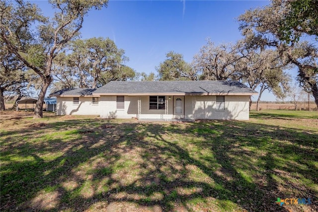 view of front of home featuring a front lawn