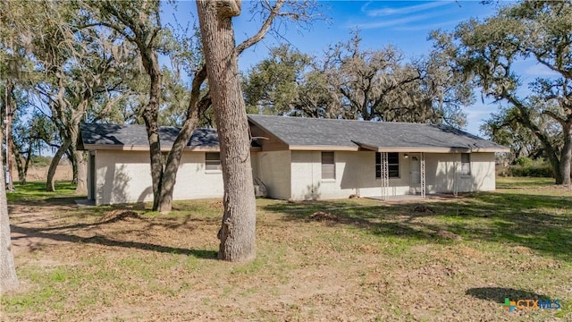 view of front facade with a front yard