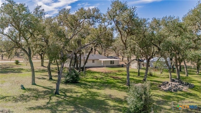 view of property's community featuring a lawn