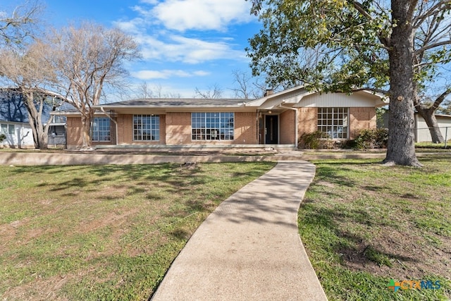 single story home featuring a front lawn