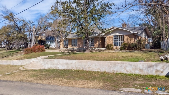 ranch-style home with a front yard