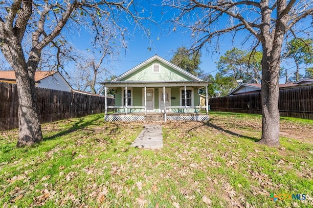 view of front of property featuring a porch and a front yard