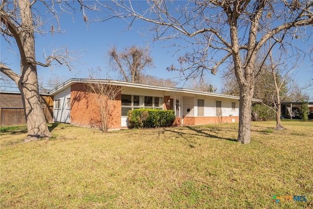 single story home with a front lawn