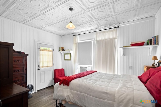 406 E Goodwin Ave, Victoria, TX 77901 - bedroom with wood finished floors and an ornate ceiling