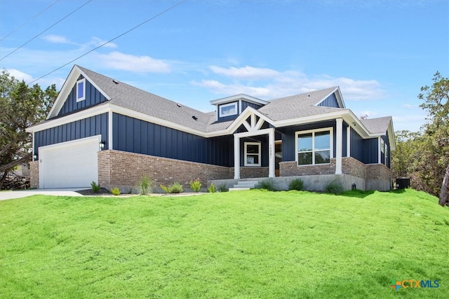 view of front of property featuring a front yard