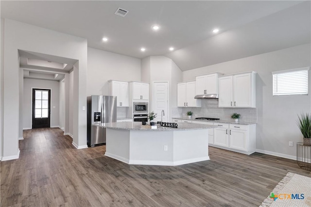 513 Foxbrook Way, Cibolo, TX 78108 - kitchen featuring stainless steel appliances, a sink, under cabinet range hood, an island with sink, and wood finished floors
