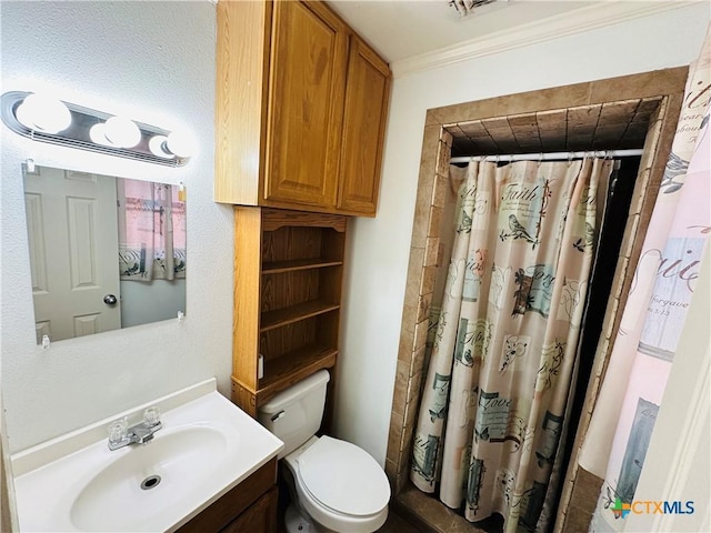 225 Monterrey Dr, Victoria, TX 77904 - bathroom featuring toilet, a shower with curtain, vanity, and crown molding