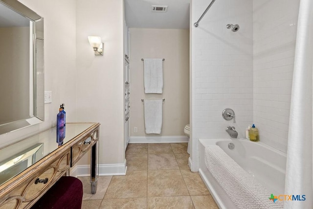 200 W Meadow Ln, Wimberley, TX 78676 - full bath featuring toilet, tile patterned flooring, shower / tub combo with curtain, vanity, and baseboards