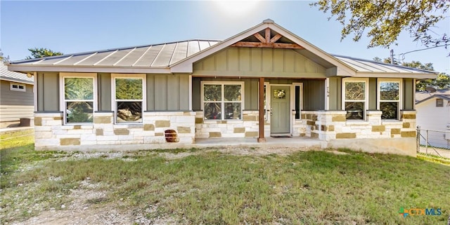 view of front of house featuring a front lawn