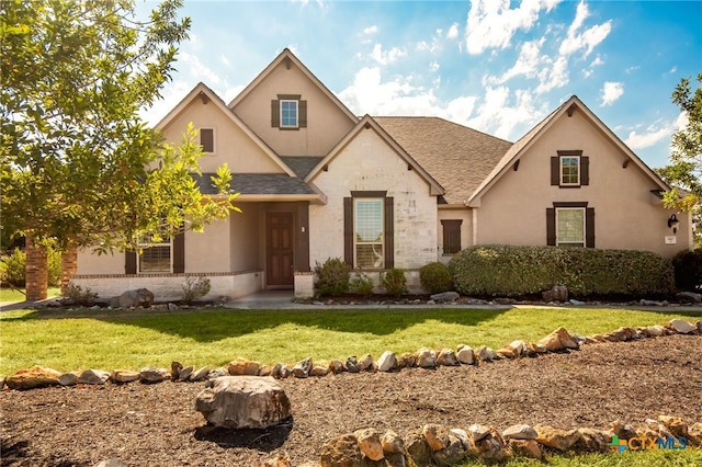 view of front facade featuring a front lawn