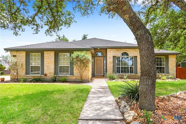 ranch-style home featuring a front lawn