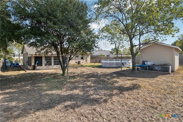 view of yard featuring a fenced in pool