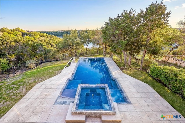 view of pool featuring an in ground hot tub