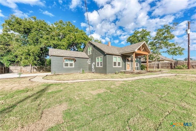 view of front of property featuring a front lawn