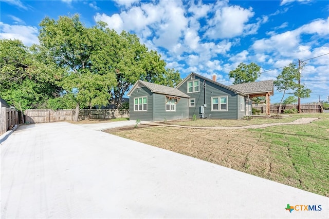 view of front facade featuring a front yard