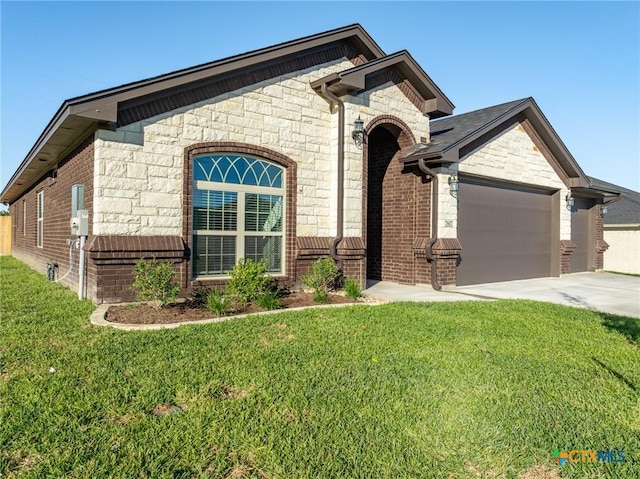 view of front of property featuring a front yard and a garage