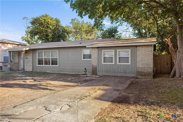 138 Antrim Dr, San Antonio, TX 78218 - ranch-style home with brick siding
