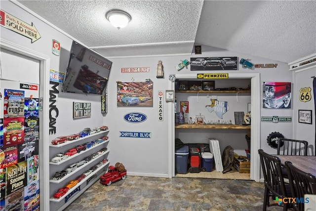 138 Antrim Dr, San Antonio, TX 78218 - interior space featuring a textured ceiling and lofted ceiling