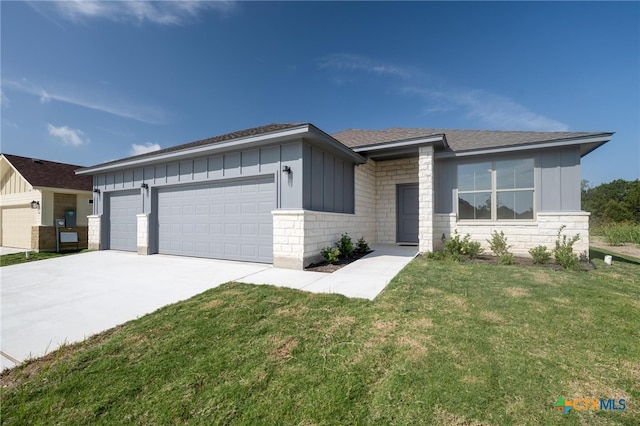 view of front of home featuring a garage and a front yard