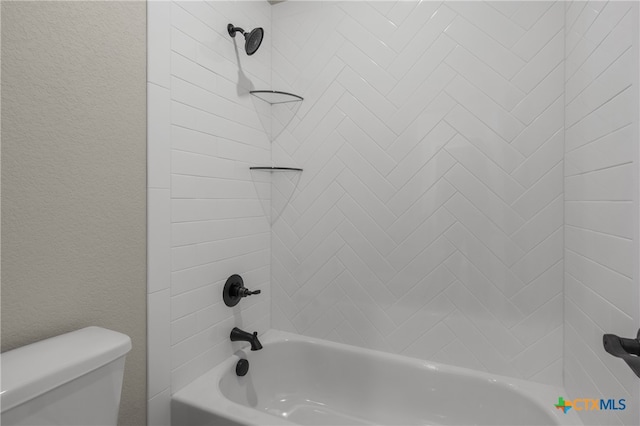 bathroom with tiled shower / bath and toilet